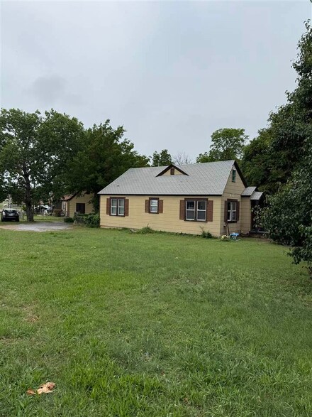 702 NW 16th St, Lawton, OK 73507