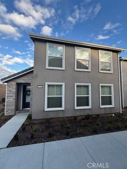 2704 E Teaberry Dr, Fresno, CA 93730