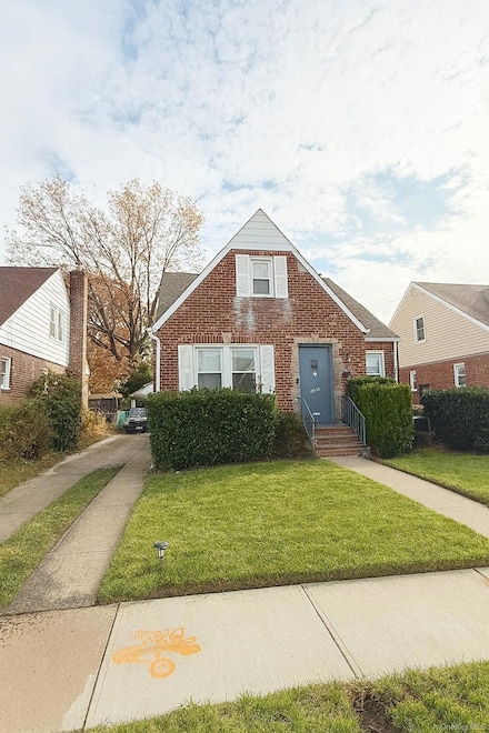 18906 121st Ave, Saint Albans, NY 11412