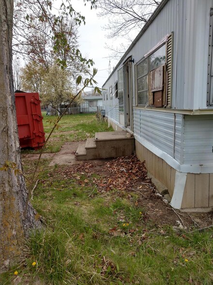318 N Howard St, Morrice, MI 48857