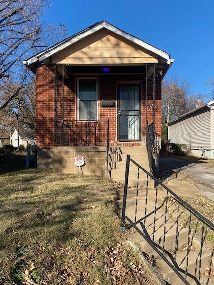 711 Gimblin Rd, Saint Louis, MO 63147