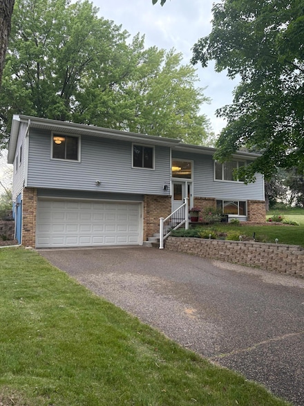 11902 River Hills Cir, Burnsville, MN 55337