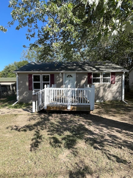 1102 S Rinker Ave, Aurora, MO 65605