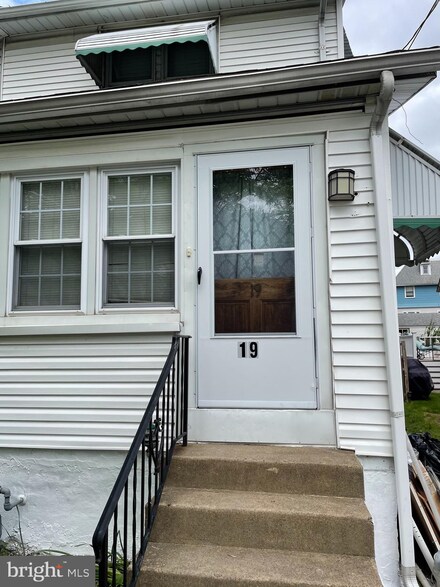 19 E Ashland Ave, Glenolden, PA 19036