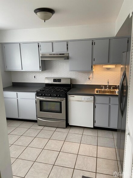 1937 Raspberry Ct, Edison, NJ 08817