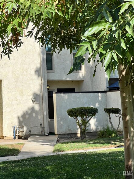 1307 Capricorn Ct, Bakersfield, CA 93309