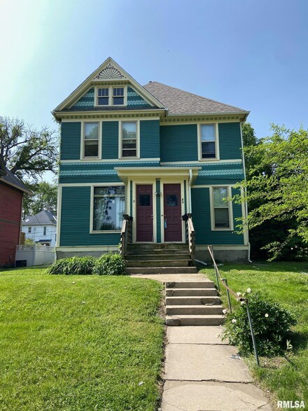 527 W 8th St, Davenport, IA 52803