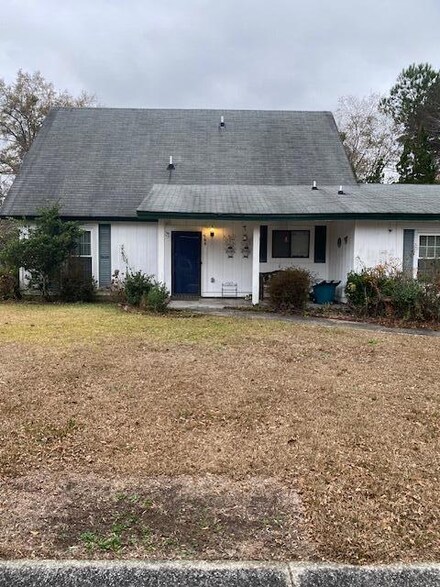 208 Horseshoe Dr, Goose Creek, SC 29445