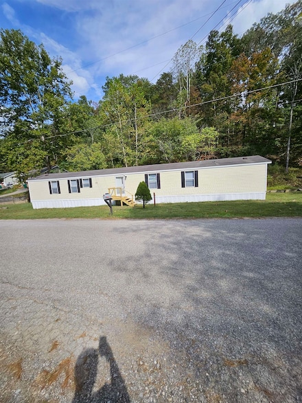 606 Cow Creek Rd, Hurricane, WV 25526