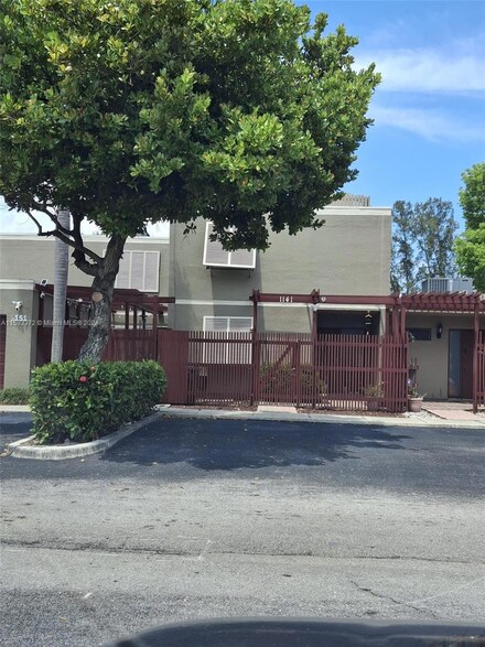 1141 W Fairway Rd, Pembroke Pines, FL 33026