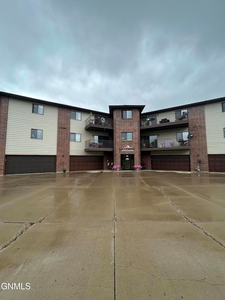 1511 3rd St SE Unit 305, Jamestown, ND 58401