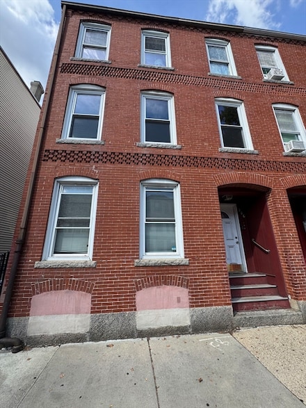 206 Chelsea St, Boston, MA 02128