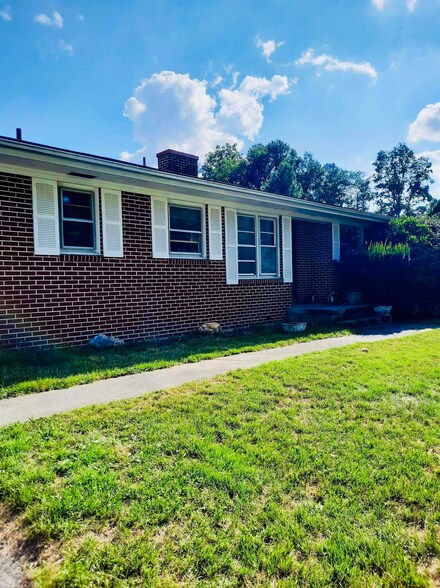 608 Cardinal Dr, Pulaski, VA 24301