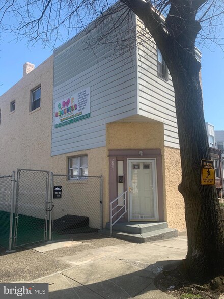 2601 S Dewey St, Philadelphia, PA 19142