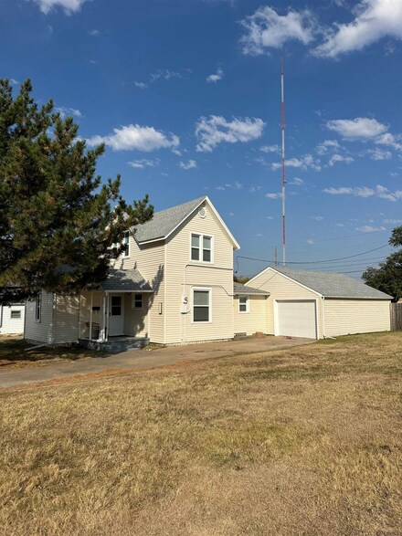 519 W 19th St, Hays, KS 67601