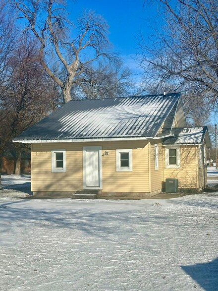 105 N 1st St, Terril, IA 51364