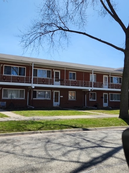 633 Dulles Rd Unit B, Des Plaines, IL 60016