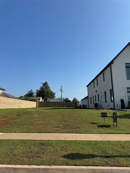 1113 Cumberland Dr, Nichols Hills, OK 73116