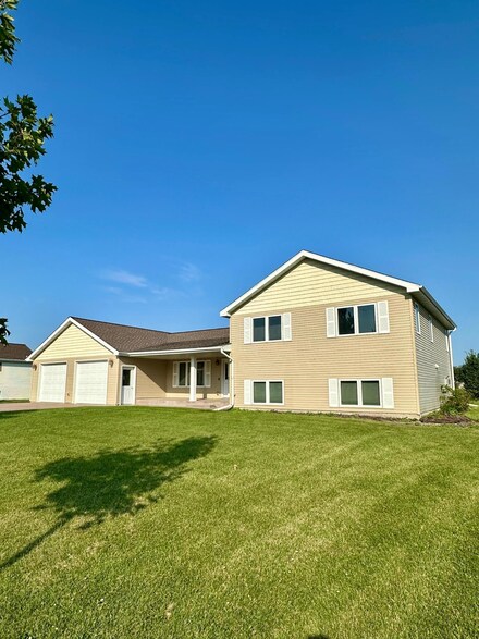 104 E 6th St, Newfolden, MN 56738