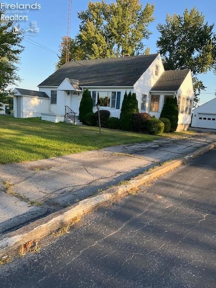 1254 W Fremont Rd, Port Clinton, OH 43452