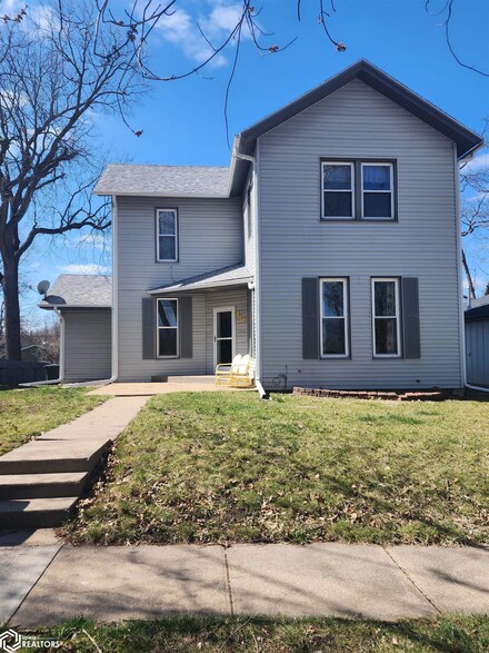 417 N 3rd St, Oskaloosa, IA 52577