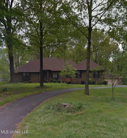 2215 Macintosh Dr, Horn Lake, MS 38637