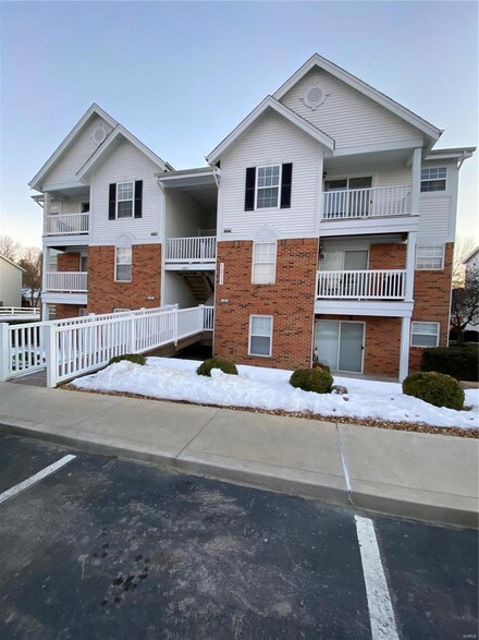 1233 Woodland Point Dr Unit I, Saint Louis, MO 63146