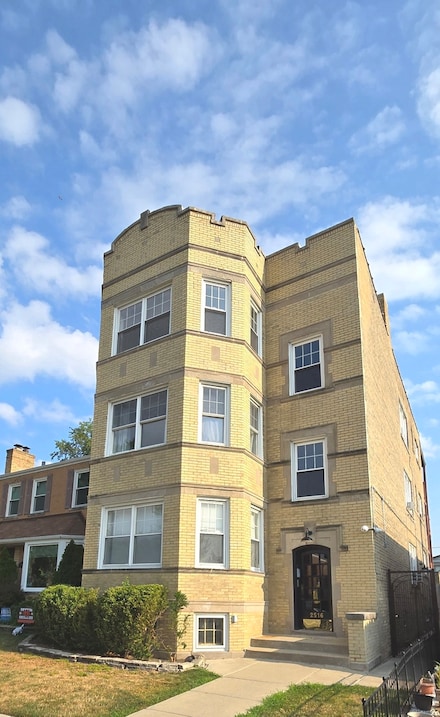 2516 W Jarvis Ave Unit 3, Chicago, IL 60645