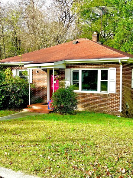 115 S Spray St, Haw River, NC 27258