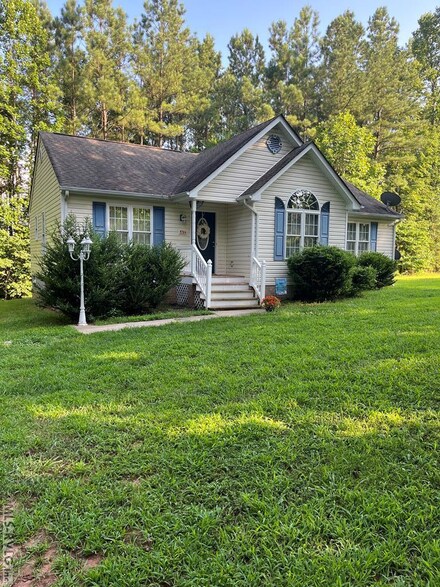 19384 Boydton Plank Rd, Warfield, VA 23889