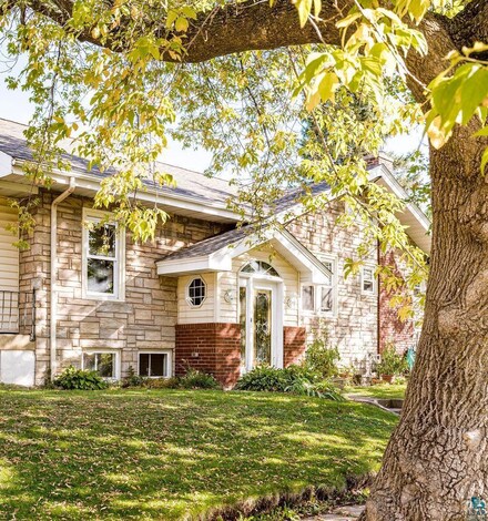 301 101st Ave W, Duluth, MN 55808