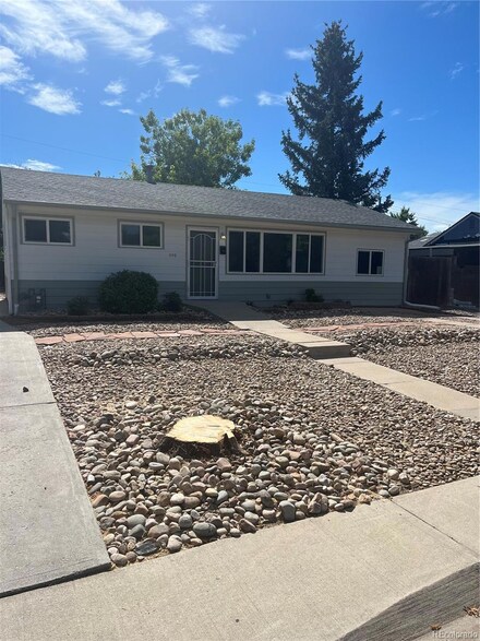 890 Newark St, Aurora, CO 80010