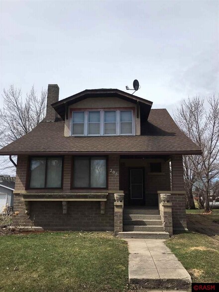 208 Summit Ave, Hanska, MN 56041