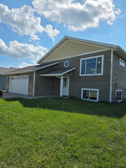 1719 Grand Ave, Worthington, MN 56187