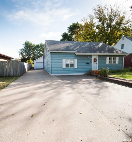 4312 8th St, East Moline, IL 61244
