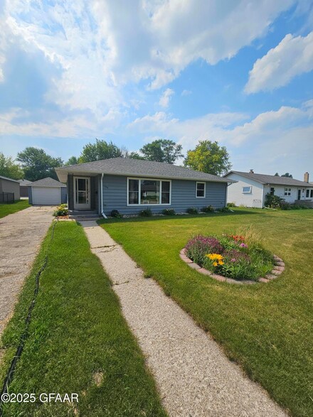 445 Maple Ave S, Thief River Falls, MN 56701
