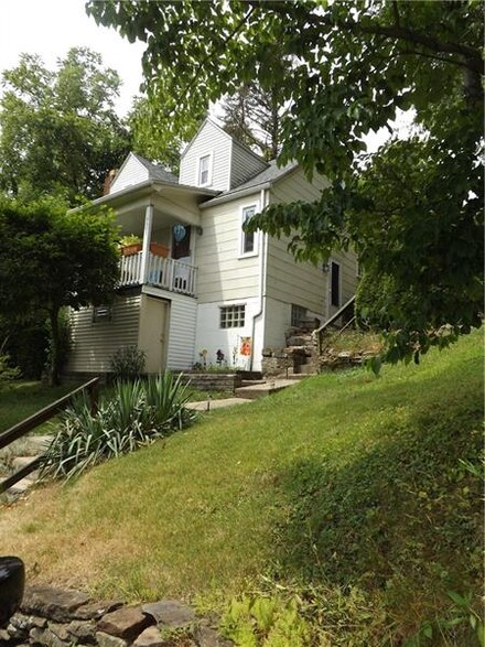 1303 Douthett St, Tarentum, PA 15084