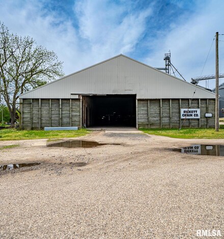 300 S Broadway St, Manito, IL 61546