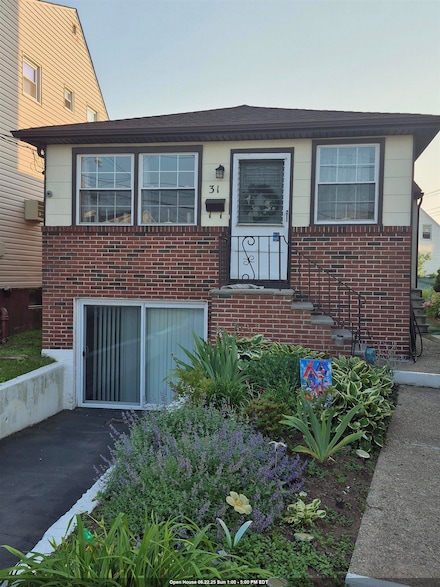 31 Suburbia Ct, Jersey City, NJ 07305