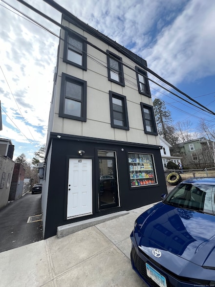 49 Hill St, Waterbury, CT 06704