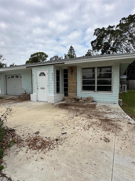 1879 New Hampshire Ave NE, Saint Petersburg, FL 33703