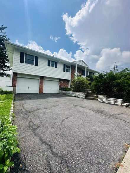 202 Nelson Ct, Syosset, NY 11791