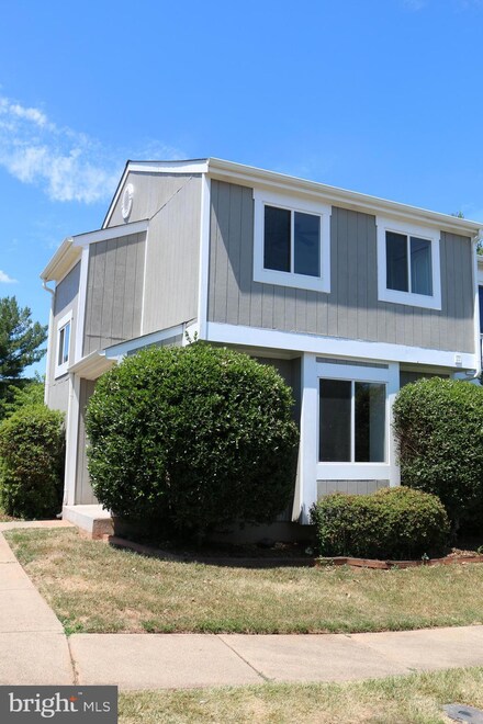 2 Sugarland Square Ct, Sterling, VA 20164