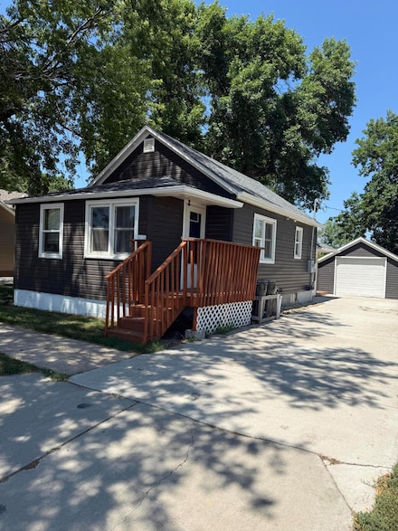 105 E Maple St, Parkston, SD 57366