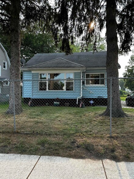 521 S Falcon St, South Bend, IN 46619