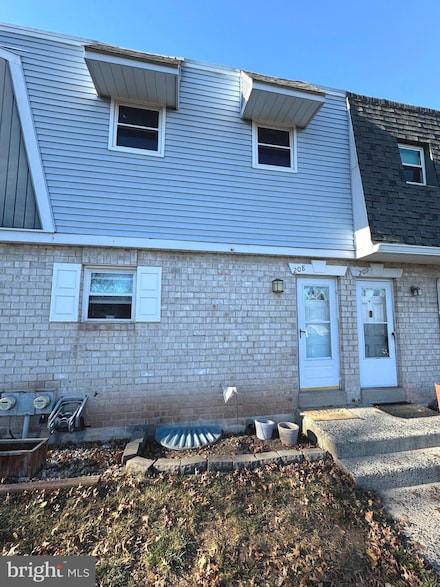 208 Village Ln, Pottstown, PA 19464