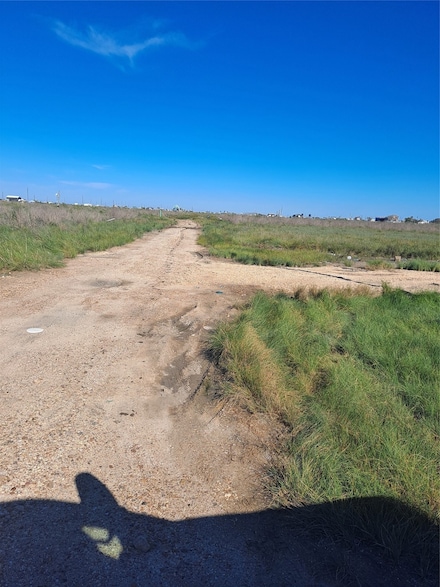 413 Titanic St, Sargent, TX 77414