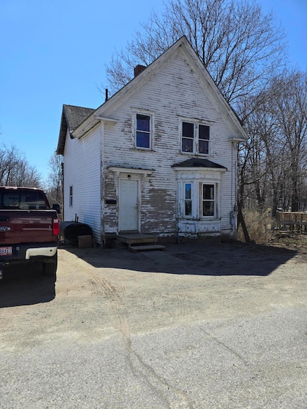 6 Clinton St, Milo, ME 04463