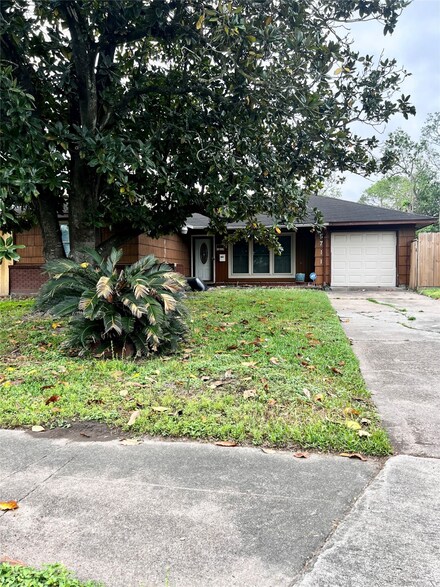 5711 Sheringham St, Houston, TX 77085