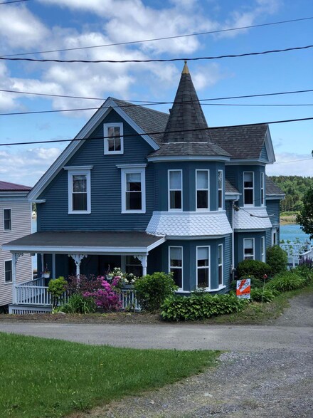 9 Bayview St, Lubec, ME 04652
